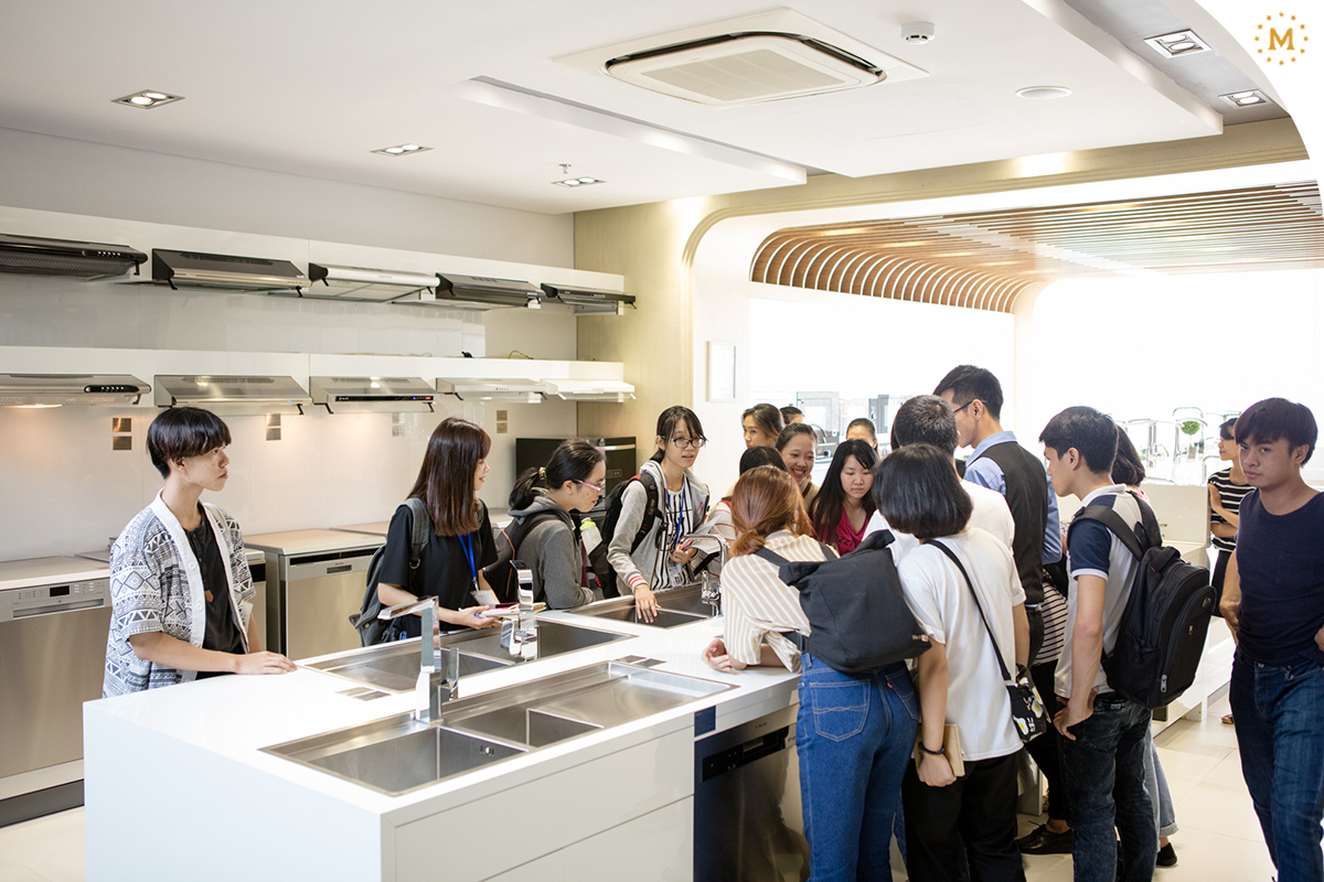 sinh vien van lang tham quan showroom malloca